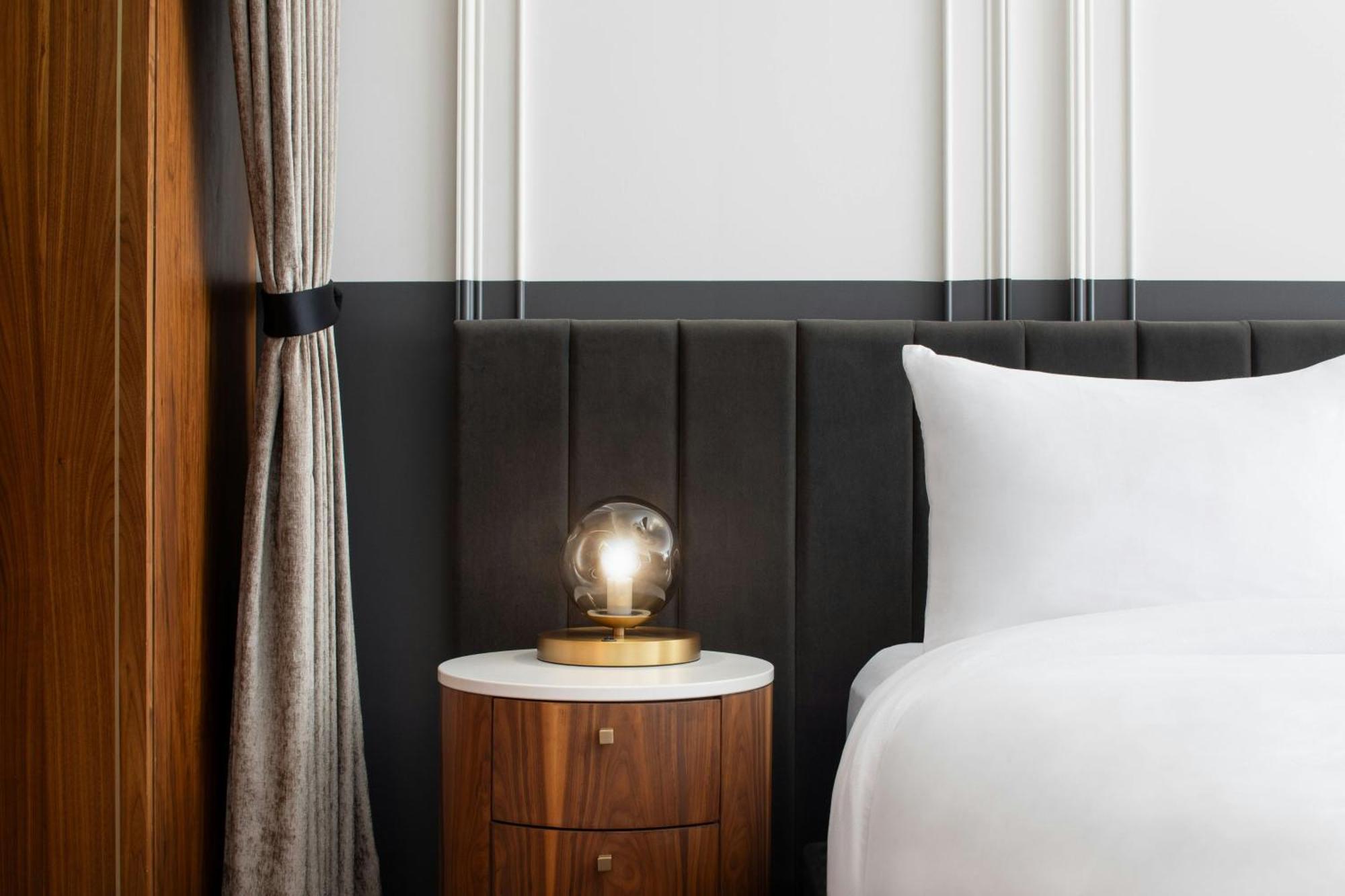 Honeyrose Hotel, Montreal, A Tribute Portfolio Hotel Eksteriør bilde A bedside table